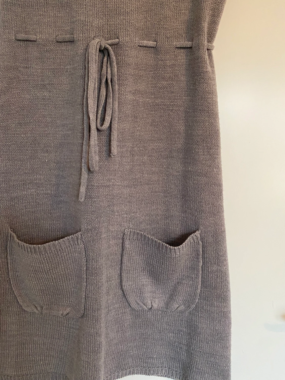 Stickad klänning med knytning  - 90