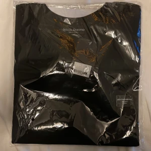 Dolce gabbana T-shirt  - Ny skick öppnad köpte för länge sedan men glömde bort den när jag flytta och hitta den nu när den inte passar. Ny pris på NK är 5899kr priset kan förhandlas 