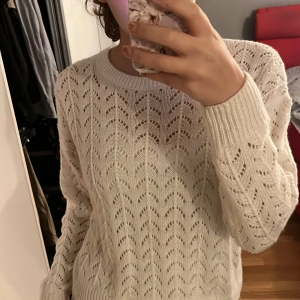 Vit stickad tröja  - Söt vit stickad tröja med ett unikt mönster 
