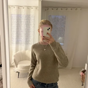 Stickad tröja - Säljer min supersnygga stickade tröja från veromoda i superfint skick Strl: xs Pris:200