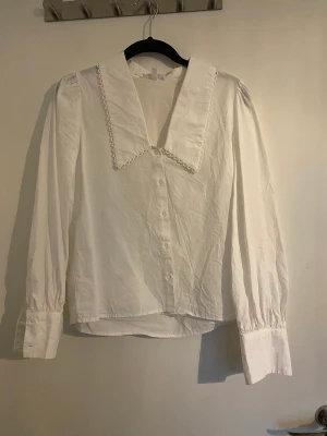 Skjorta med fin krage - Söt blus/skjorta med söt krage, perfekt att ha under en tjocktröja. I fint skick