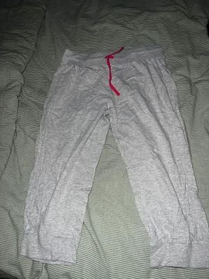 Mjukisshorts - Gråa mjukisshorts i storlek S ifrån crossbow. De är i använt skick men inga skador osv🫶🏻  Shortsen är normala i storleken ❤️