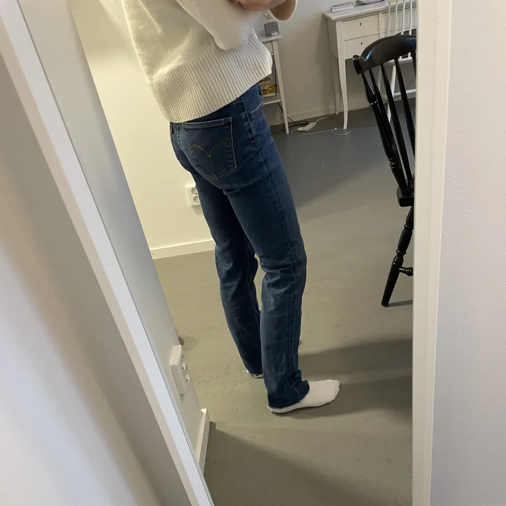 Lågmidjade raka jeans från levis, sitter jättesnyggt men kommer tyvärr inte till användning av mig🩷. Jeans & Byxor.