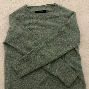 Säljer grön stickad tröja från Vero Moda. Helt ny använd fåtal gånger, inga skador. Storlek S. Orginal pris 250kr säljs för 130, snabb och seriös affär kan priset sänkas till 100, köpare står för frakt! 
