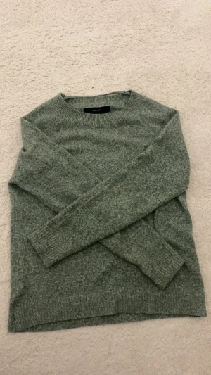 Vero Moda tröja. - Säljer grön stickad tröja från Vero Moda. Helt ny använd fåtal gånger, inga skador. Storlek S. Orginal pris 250kr säljs för 130, snabb och seriös affär kan priset sänkas till 100, köpare står för frakt! 
