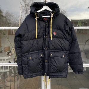 Fjällräven Expedition Down vinterjacka  - Hej, säljer den väldigt populära Fjällräven Expedition Down vinterjacka i svart färg. Storlek Small men passar även större. Använd men i bra skick utan defekter Nypris 9000kr. Varm & bekväm, perfekt vinterjacka. Pris kan diskuteras. Hör av dig vid frågor.
