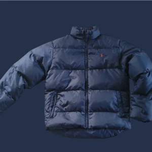 Ralph lauren jacka  - Nu säljer vi denna otroligt snygga jacka perfekt till vintern. Den är i nyskick och Inge defekter, storlek m men passar även l