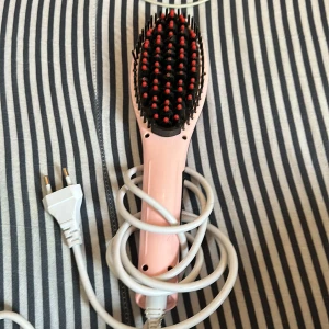 Plattångsborste - Säljer ett riktigt kap, plattar håret fort och bra perfekt för dig som alltid vill ha plattat hår men inte lägga ner mycket tid eller för dom som vill kunna platta håret snabbt och enkelt 