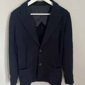 Stickad kavaj  - Snygg stickad kavaj från John Henric, skick 10/10, köpt för 1399kr. Väldigt eftertraktad modell.