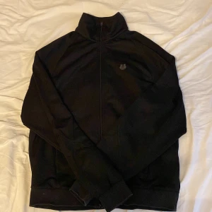 Kenzo tröja zip - Säljer denna kenzo tröja i storlek L som blivit för stor för mig ny pris 4000