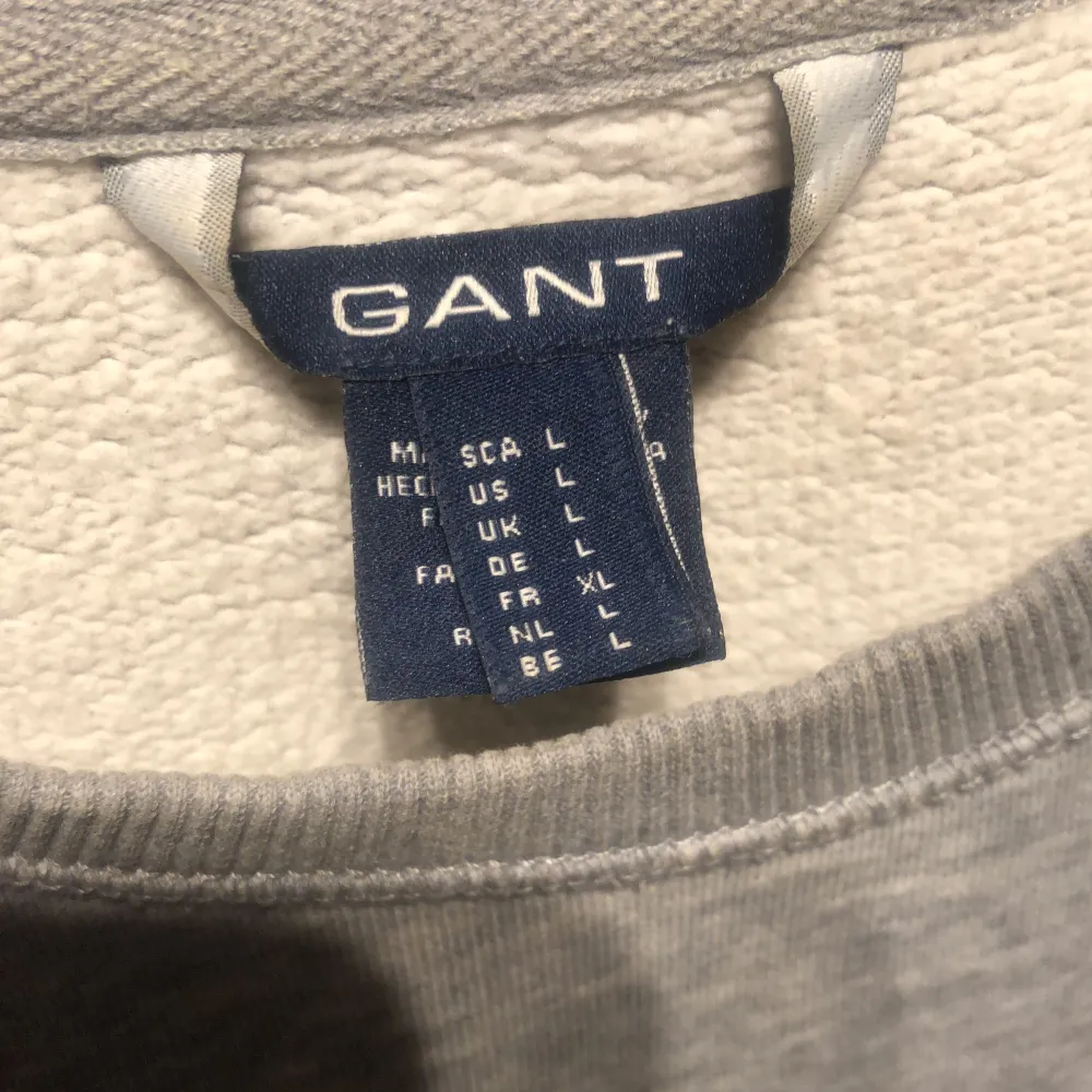Grå tröja från Gant, det står storlek L men jag skulle säga att den sitter som S/M.. Tröjor & Koftor.