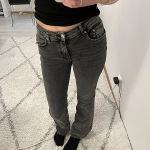 Jeans från Gina Tricot - Säljer mina nästan oanvända jeans från Gina Tricot💕De är lite för korta för mig och jag är 168💕
