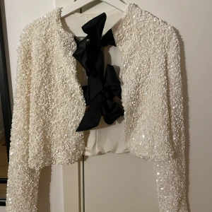 Paljett kofta H&M - Vit kofta/tröja med knytning från H&M. Helt ny 💛