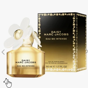 Daisy Marc Jacobs Eau so intense - Parfym.se: djupare version av klassiska doften Eau de Toilette.  Toppnoter: bergamott, jordgubbar, päron Mellannoter: honung, jasmin, ros Basnoter: benzoin, mossa, mysk, vanilj  Köpte den för ca 800kr, hela flaskan kvar, endast sprutat ca 1 gång. 