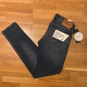 Säljer ett par Replay jeans i modellen Anbas. Jeansen är helt nya och nypris ligger på 1500kr. Storleken är 29 32!