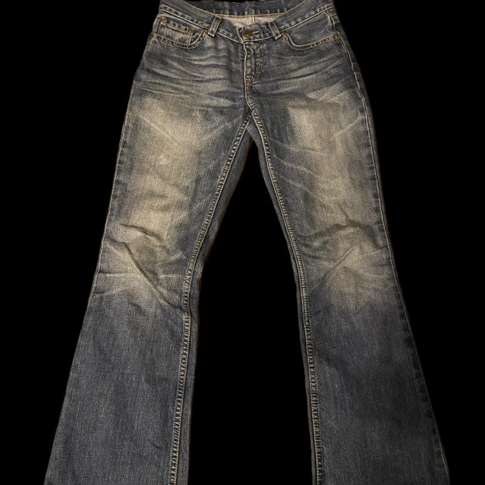 Jätte snygga low waist bootcut Levis jeans. Bra skick säljer då jag har många jeans. Storlek W25 L32. Pris: 400+frakt. Hör av er vid funderingar!💕. Jeans & Byxor.