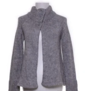 Grå kofta med knappar - Fin kofta köpt på sellpy, bra skick💕