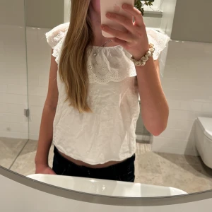 Fin blus - Säljer denna jättefina blus ifrån gap💓 Väldigt fina detaljer och den är i väldigt bra skick!!⭐️⭐️Skickar gärna fler bilder!🥰💓💓 Köpte den för runt 350kr🤩🤩