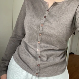 Tröja strl S  - Buren cirka 3-4 gånger, köpt runt 5 månader sedan. Tröjan sitter bra på, och färgen matchar till nästan allt. 