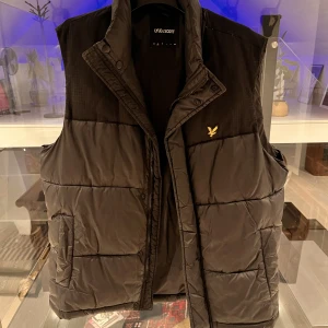 Lyle scott väst  - Säljer denna på grund av att den är förliten. Nypris 1199kr