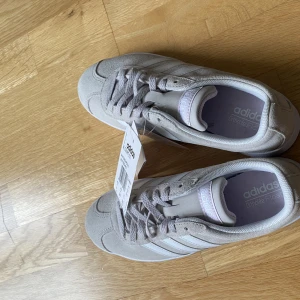 Adidas skor - Oanvända med lapp