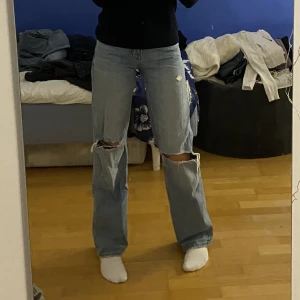 Straight jeans - Snygga straight jeans med hål! Knappt använda och inga defekter 