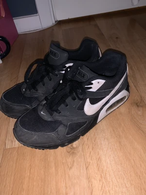 Nikeskor  - Snygga Nikeskor i ok skick. Skriv gärna om ni har frågor eller är intresserade 