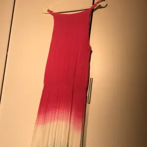 En väldigt lång multifärgad klänning med ett band som markerar midjan. Klänningen har väldigt skönt och ledigt material. Stl 164 men passar xs/S