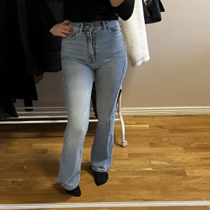Blåajeans - Dem här blåajeansen säljer jag eftersom de inte längre passar mig:( Älskar dessa och hoppas istället nån annan kan nyttja dem🤍