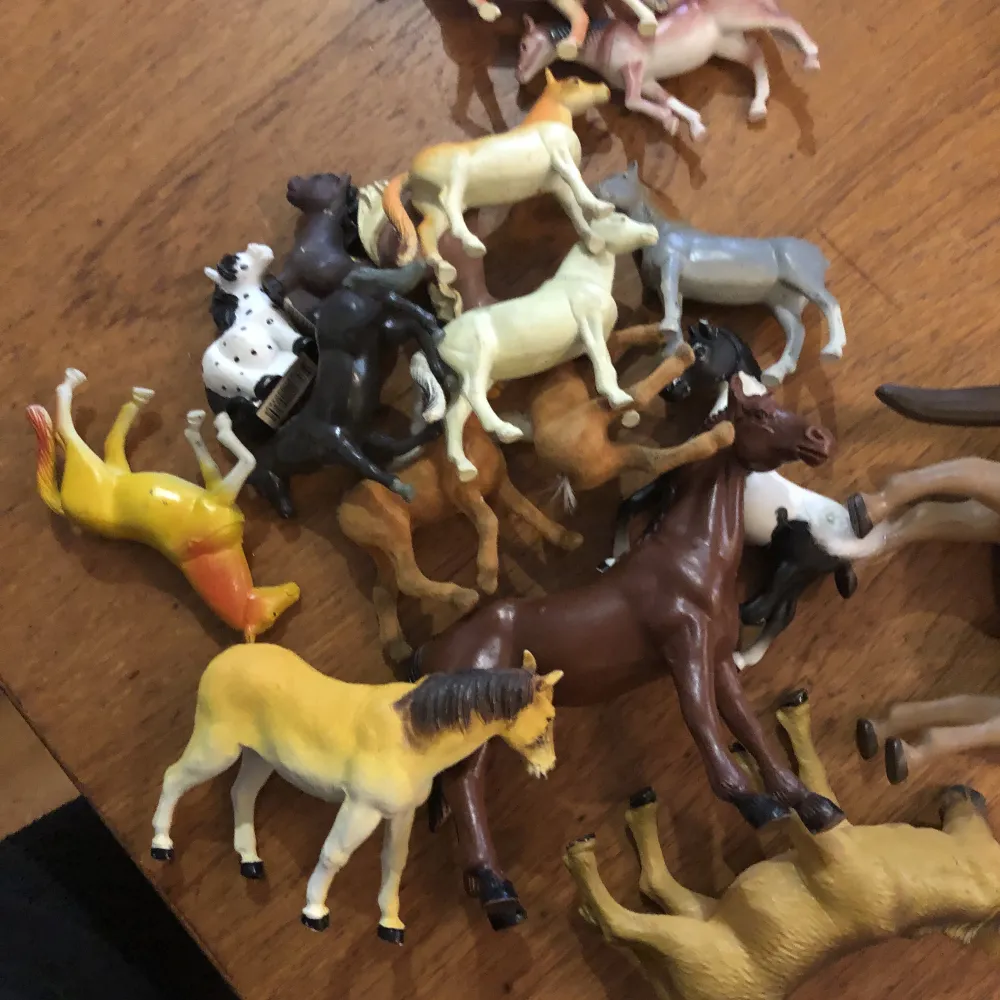 Lite olika leksaks hästar i fint skick . Övrigt.