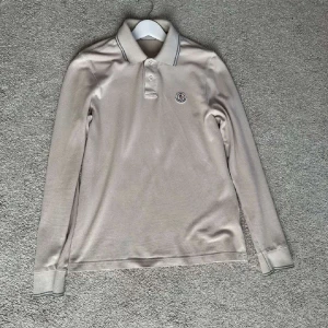 Moncler piké - Säljer nu denna riktigt snygga långärmade moncler pikéen. Den är i mycket bra skick, bara att skriva vid frågor eller funderingar. Mvh