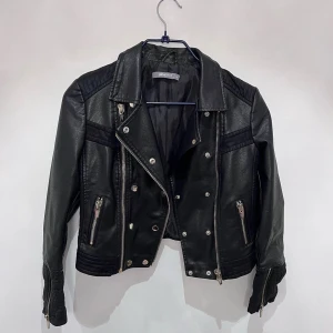 Jacka  - Snygg och cool läderimitation jacka 