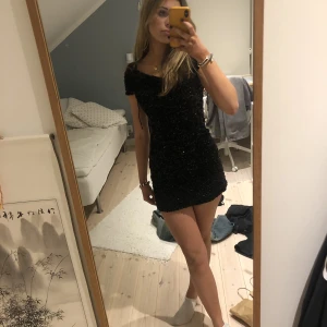 Klänning  - jag säljer min svarta glitterklänning då den inte kommit till användning. Sitter super bra och är super fin.❤️❤️❤️nypris:500kr
