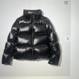 Uniqlo jacka söker - Söker denna uniqlo jacka i svart i stolek Xs🫶🏼🙏