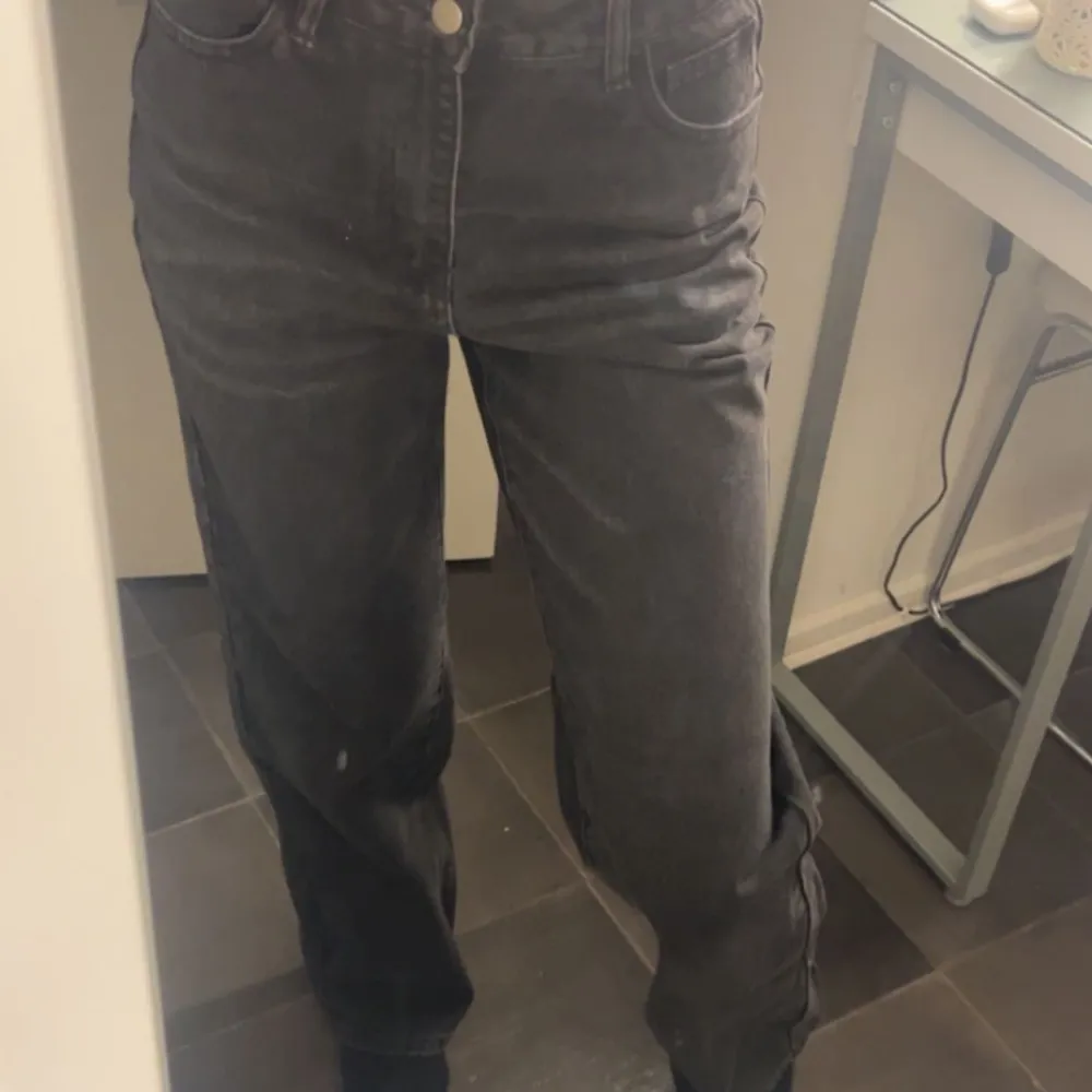 Jeans som är lite för stora för mig, storlek S/M skulle jag säga. Vanliga svarta fina jeans 💕. Jeans & Byxor.