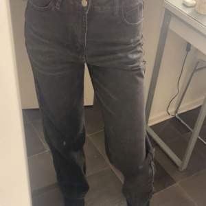 Jeans som är lite för stora för mig, storlek S/M skulle jag säga. Vanliga svarta fina jeans 💕