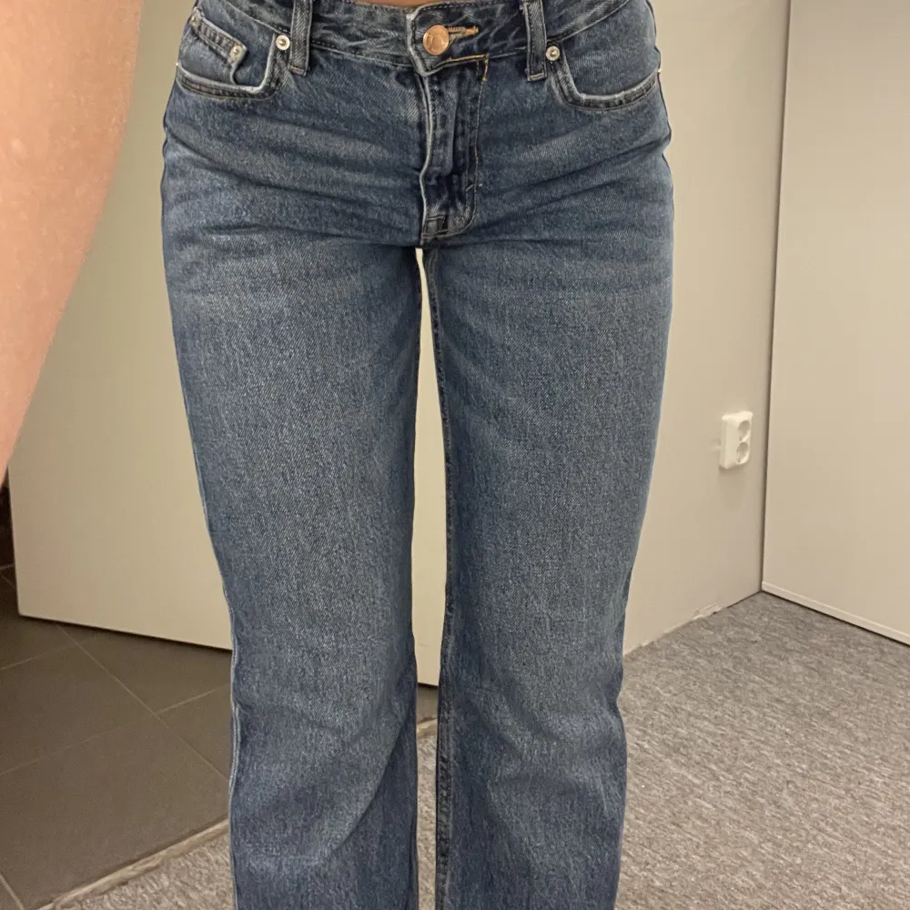 Jeans från pull&bear🥰 strl 36 MEN röjer ut sig. Sitter perfekt på mig som är en 36 men blir större under dagen🥰🥰 använda fåtal gånger. Jeans & Byxor.
