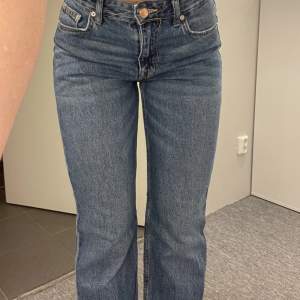 Jeans från pull&bear🥰 strl 36 MEN röjer ut sig. Sitter perfekt på mig som är en 36 men blir större under dagen🥰🥰 använda fåtal gånger