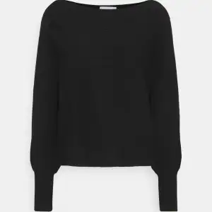 Säljer denna tröjan - den e knappt använd o jättefint skick fortfarande (lånade bilder - själva tröjan är svart men samma modell som Sagas)