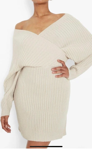 Ribbad klänning - Stl s lappar finns kvar. Helt ny. Inköpt för 450:-  