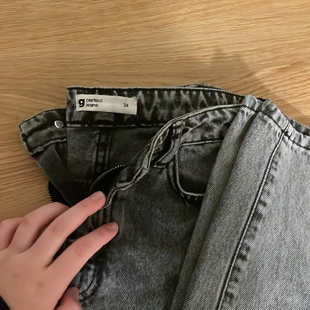 Knappt använda gråa jeans från Gina. Säljes pga fel storlek🩷. Jeans & Byxor.