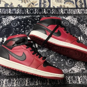 Jordan 1 Mid Red - Jordan 1 Mid Red Skick: 8/10  Skorna är använda men ändå i bra skick! 