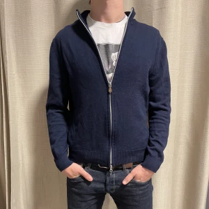 Stenströms Merino Cardigan - Stenströms | Storlek XL fits S/M | Skick 9/10 | Nypris 2300kr | 100% Merino | Modellen är 182cm och bär vanligtvis S eller M!  