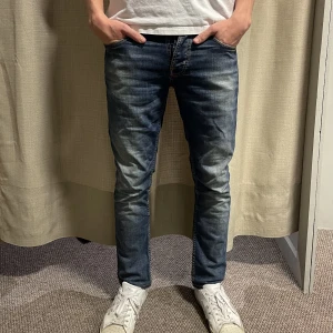 Nudie Jeans Grim Tim - Nudie | Modell ”Grim Tim” | Storlek 30/32 | Skick 10/10 | Nypris 1700kr | Modellen är 182cm och bär vanligtvis runt 32/32!