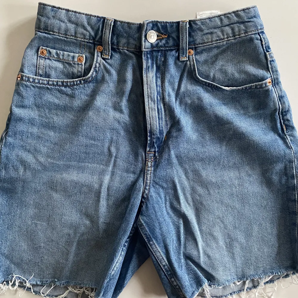Snygga jeansshorts som är lite längre, använda men bra skick, har blivit för små för mig. Midjemått: 71 cm innerbenslängd: 15 cm. Shorts.