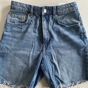 Snygga jeansshorts som är lite längre, använda men bra skick, har blivit för små för mig. Midjemått: 71 cm innerbenslängd: 15 cm