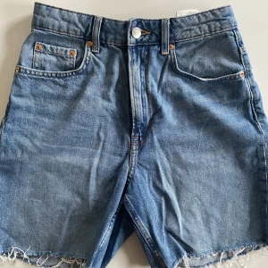Jeans shorts  - Snygga jeansshorts som är lite längre, använda men bra skick, har blivit för små för mig. Midjemått: 71 cm innerbenslängd: 15 cm