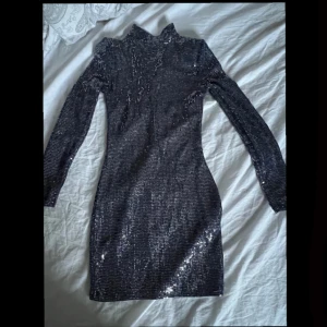 Nyårs klänning  - Så snygg klänning perfekt till nyår. Men är tyvärr för liten för mig nu 💕 