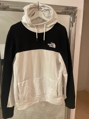 The North Face hoodie vit / svart - Hoodie The North Face svart/vit i fint skick. Storlek M. 