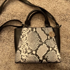 Väska  - Väska med ormskinsdetalj! Fint skick, knappt använd💛